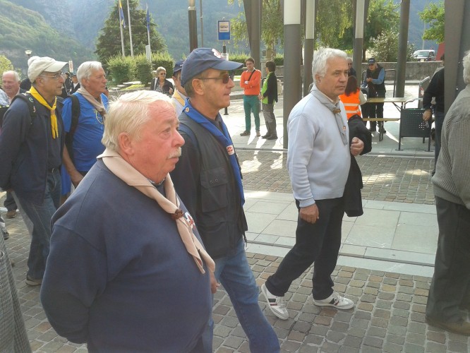 la sfilata dei soccorritori per le vie di Longarone06.jpg